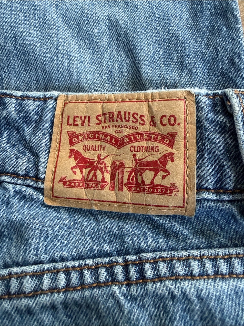 Levi's light blue denim jeans with tan leather patch - Picture 3 of 6
